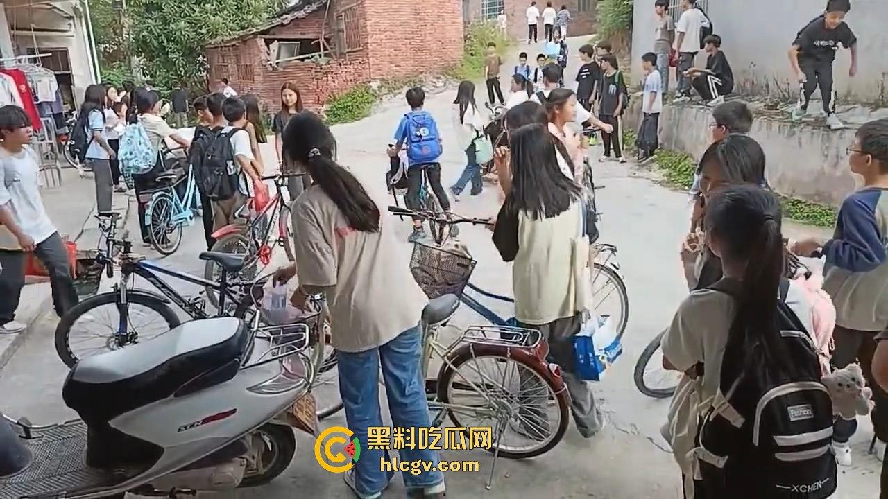 江西赣州某中学学生打群架！围观群众成了吃瓜看戏团场面火爆！-8