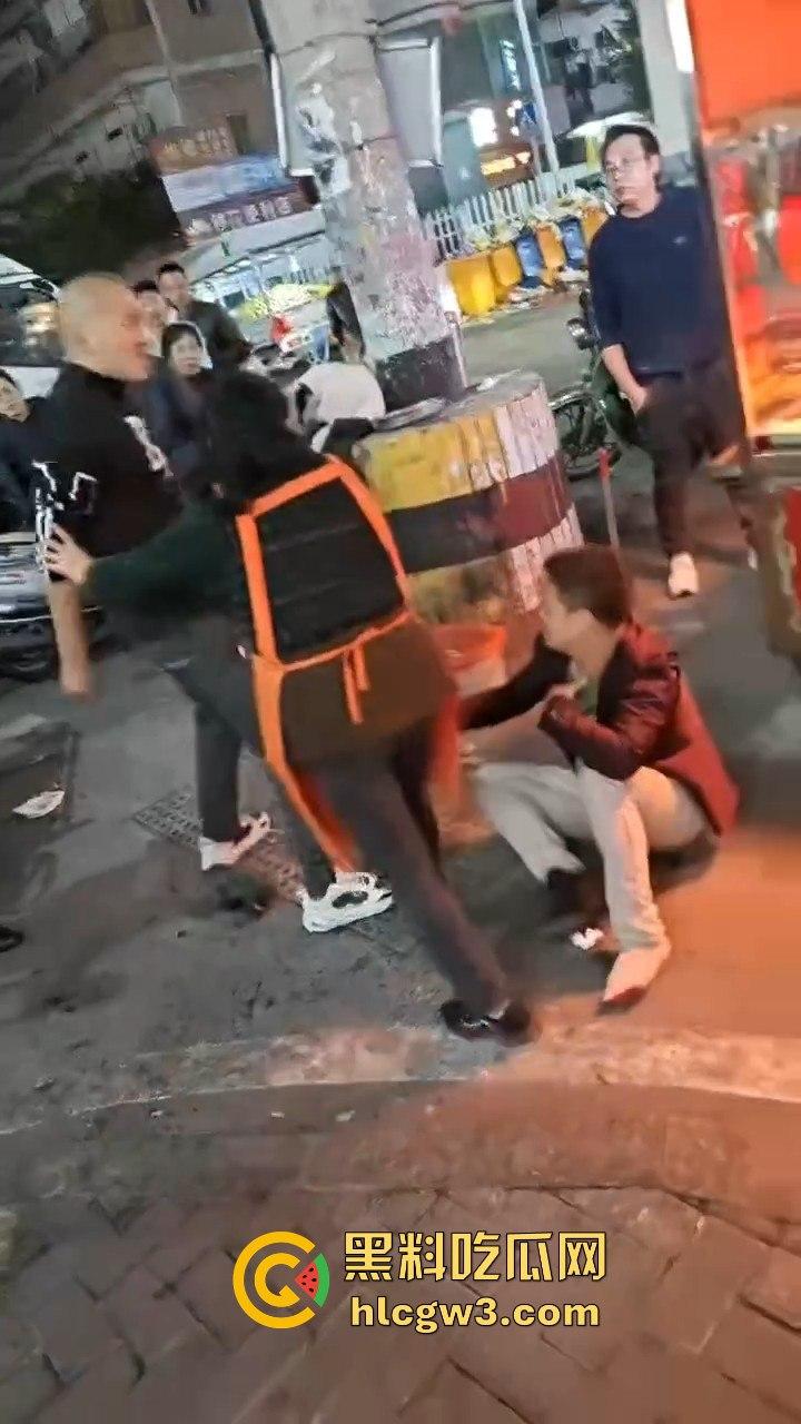 广西R星光头佬暴揍醉汉 战力爆表骑身上拍照羞辱，还问对方屌不屌，R星出品果然精品！-6