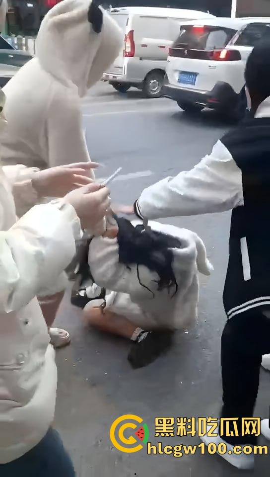 漂亮妹妹遭多名少女围攻，看的哥哥我心里难受的紧，妹妹别怕快躲进哥哥怀里-1