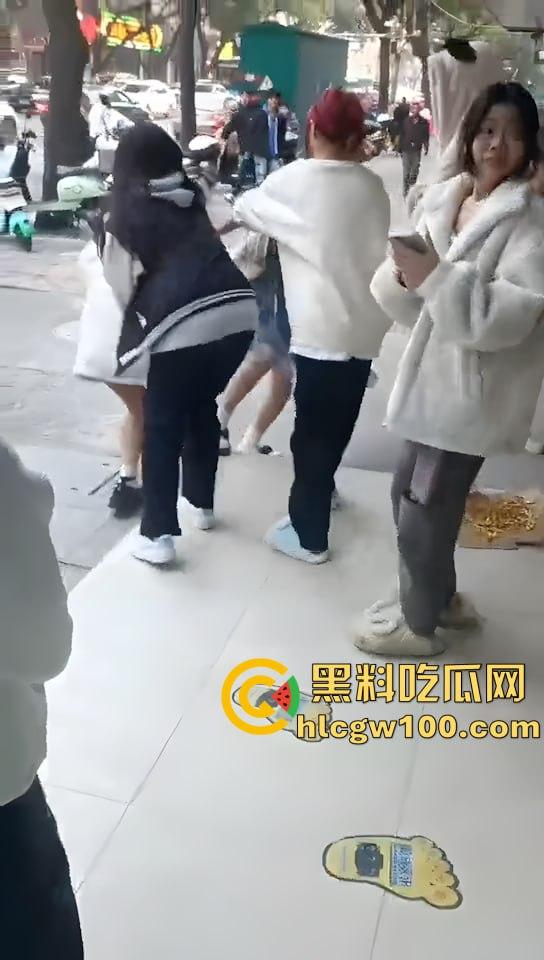 漂亮妹妹遭多名少女围攻，看的哥哥我心里难受的紧，妹妹别怕快躲进哥哥怀里-9