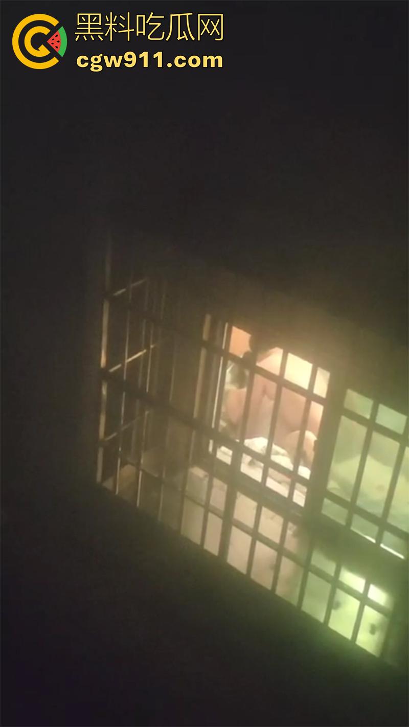 偷拍邻居开窗操逼，大姐趁老公不在偷情，竟开着窗户激情对垒，这段视频留下来，是不是能威胁大姐来一发？-4