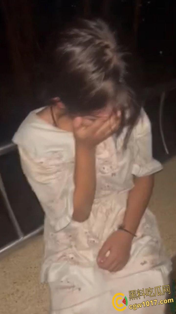汕头潮南两英镇一学生妹被精神小妹，脱衣霸凌狂扇巴掌后，想不开跳河，死都不怕却不敢反击，太可悲！-6