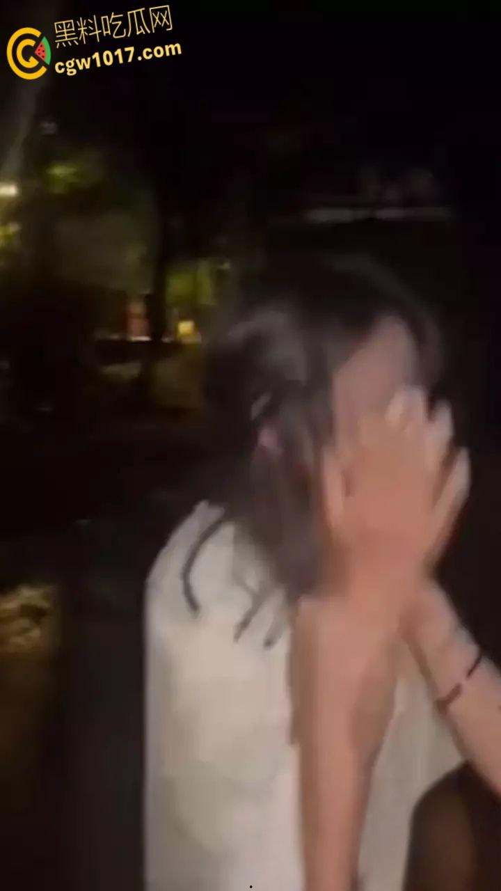 汕头潮南两英镇一学生妹被精神小妹，脱衣霸凌狂扇巴掌后，想不开跳河，死都不怕却不敢反击，太可悲！-7