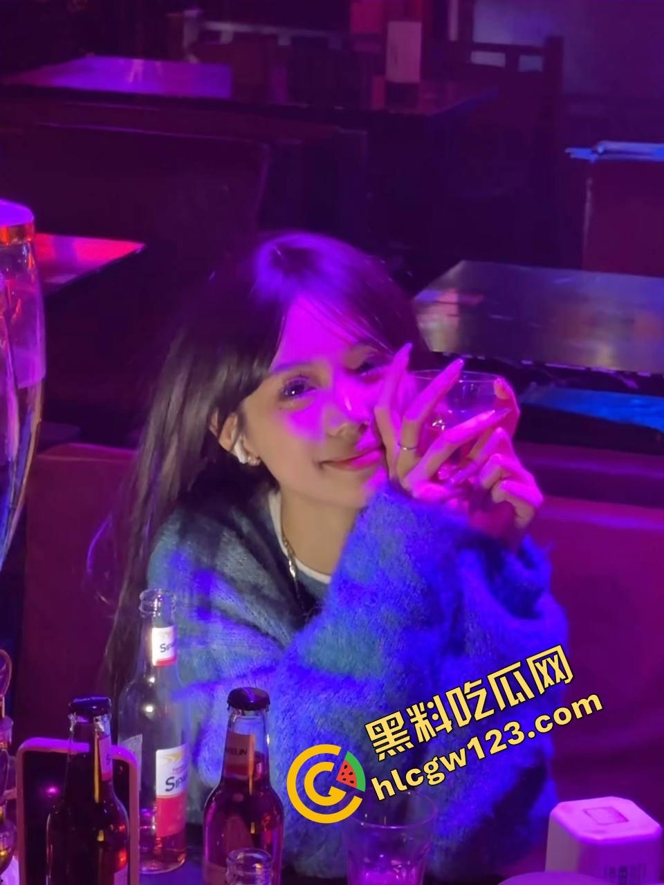 新能源车企都该看，ET6车震首秀野战出圈，白天渔网袜后备箱开干，厂家宣传说宣传能坐下两个人没骗人！-5