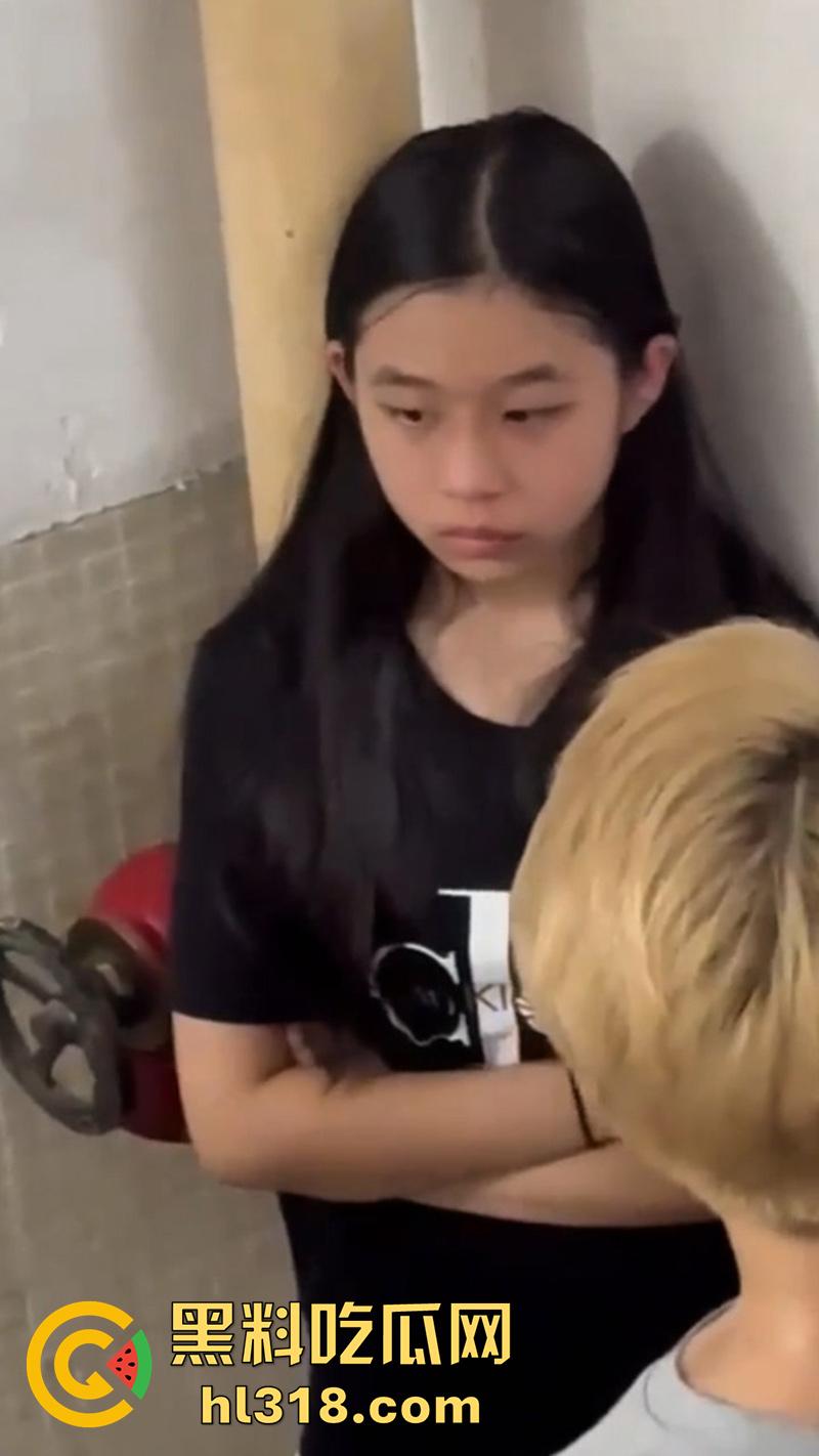 广西清纯小美女遭霸凌，被几个精神小妹，携带黄毛围堵走廊，各种语言嘲讽和扇嘴巴，还录视频炫耀！-1