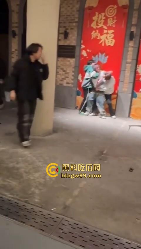 新生代rapper厂牌之争？上海【found158】酒吧潮男酒后群殴，一群微喇裤连帽卫衣，脏辫哥直接躺地上了。-4