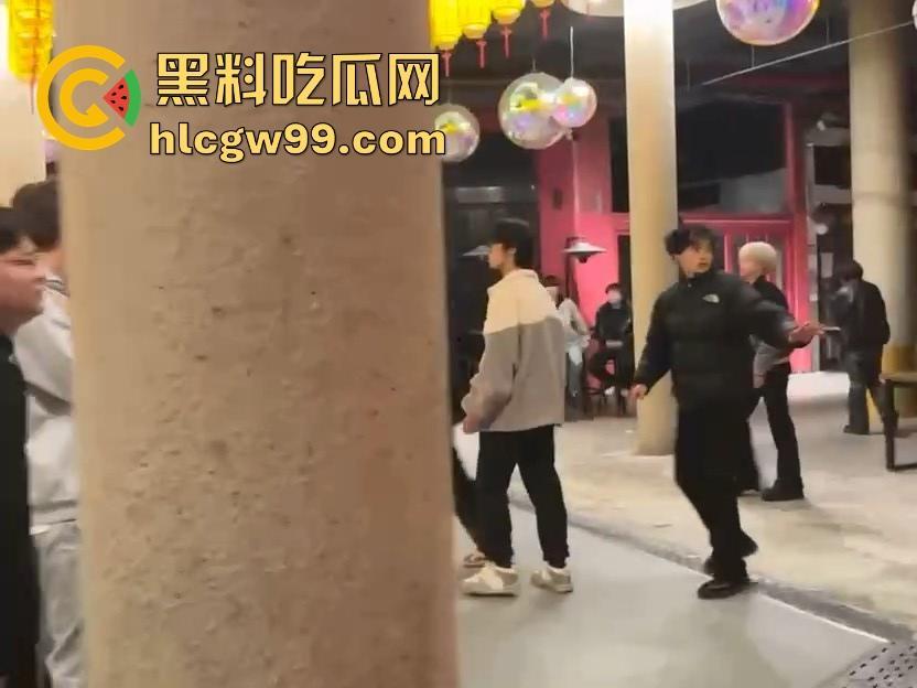 新生代rapper厂牌之争？上海【found158】酒吧潮男酒后群殴，一群微喇裤连帽卫衣，脏辫哥直接躺地上了。-8