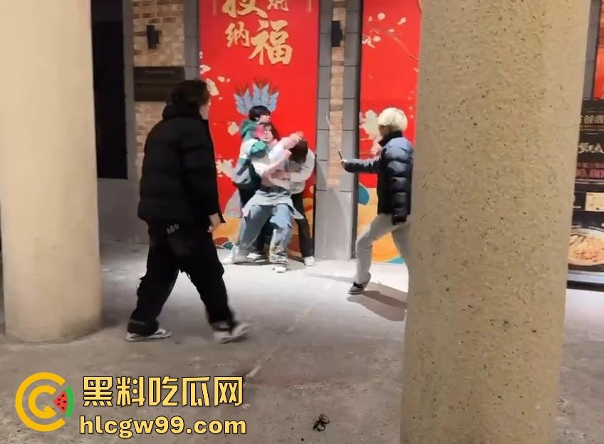 新生代rapper厂牌之争？上海【found158】酒吧潮男酒后群殴，一群微喇裤连帽卫衣，脏辫哥直接躺地上了。-12