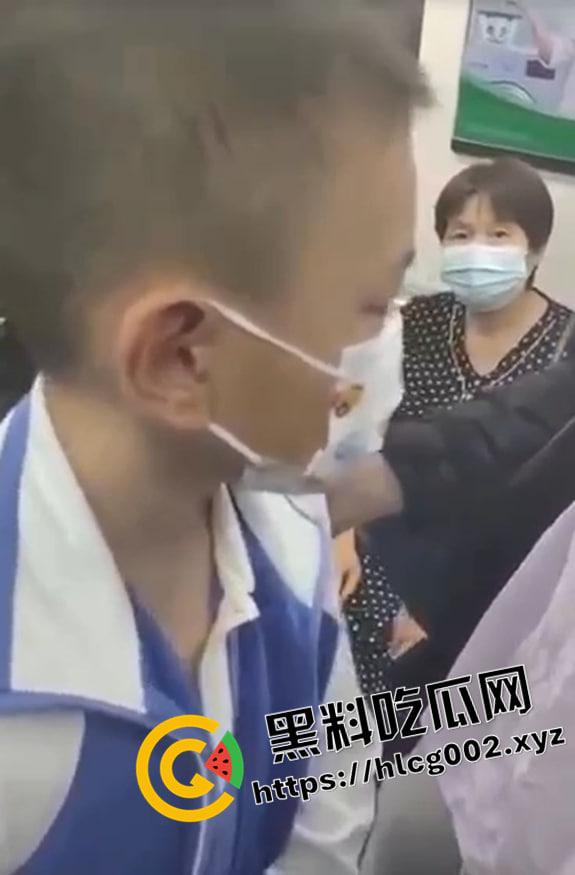 小兵探花！地铁上流氓小学生抄底小姐姐 被抓住找家长 年少有为 以后探花没你我不看-2