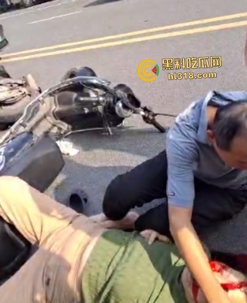 7月20日江西南昌外卖小哥飙车撞翻两个老人倒地不起，绿衣服老头七窍流血，旁边老头直接帮其闭上眼睛！-3