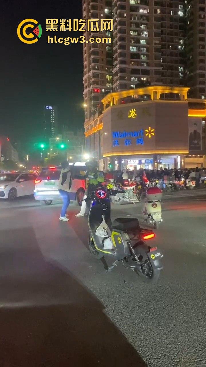 杭州外卖员和电动车大哥互殴升级，交警劝架却被袭！外卖小哥瞬间变身正义化身，见义勇为制服疯大哥-5