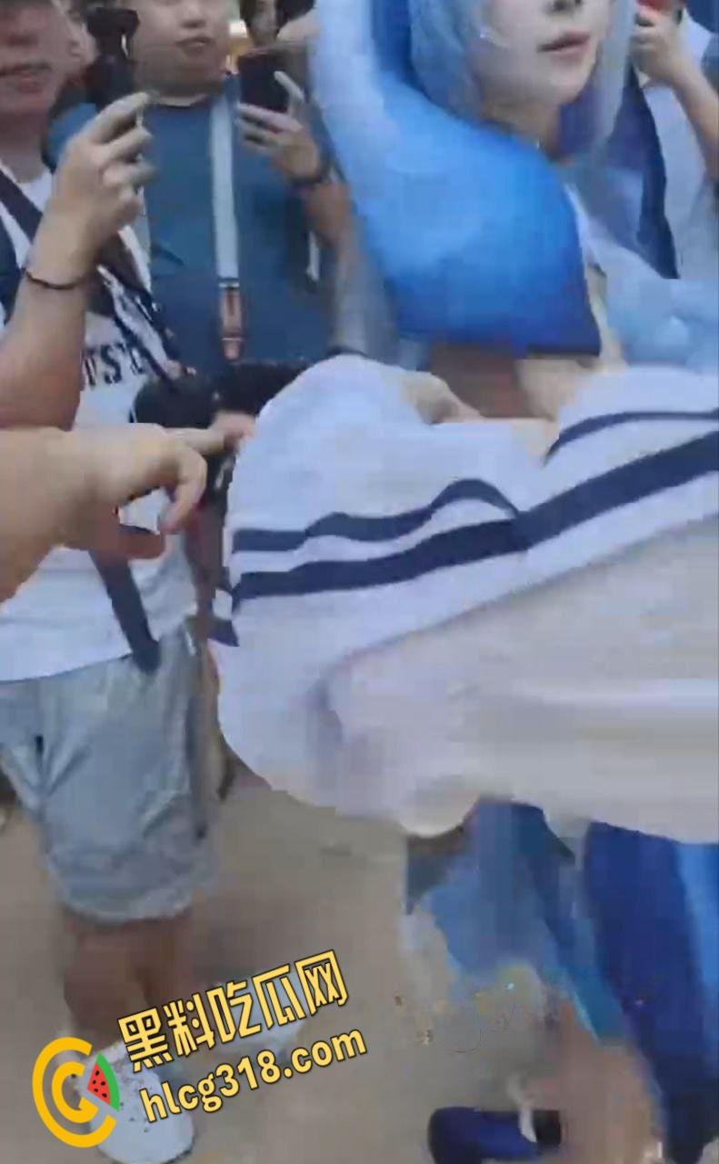 女生穿cos服去高考，同教室的小处男有福了，露这么大奶子还有心情考试么！-2