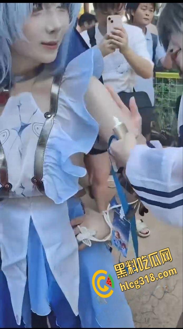 女生穿cos服去高考，同教室的小处男有福了，露这么大奶子还有心情考试么！-3