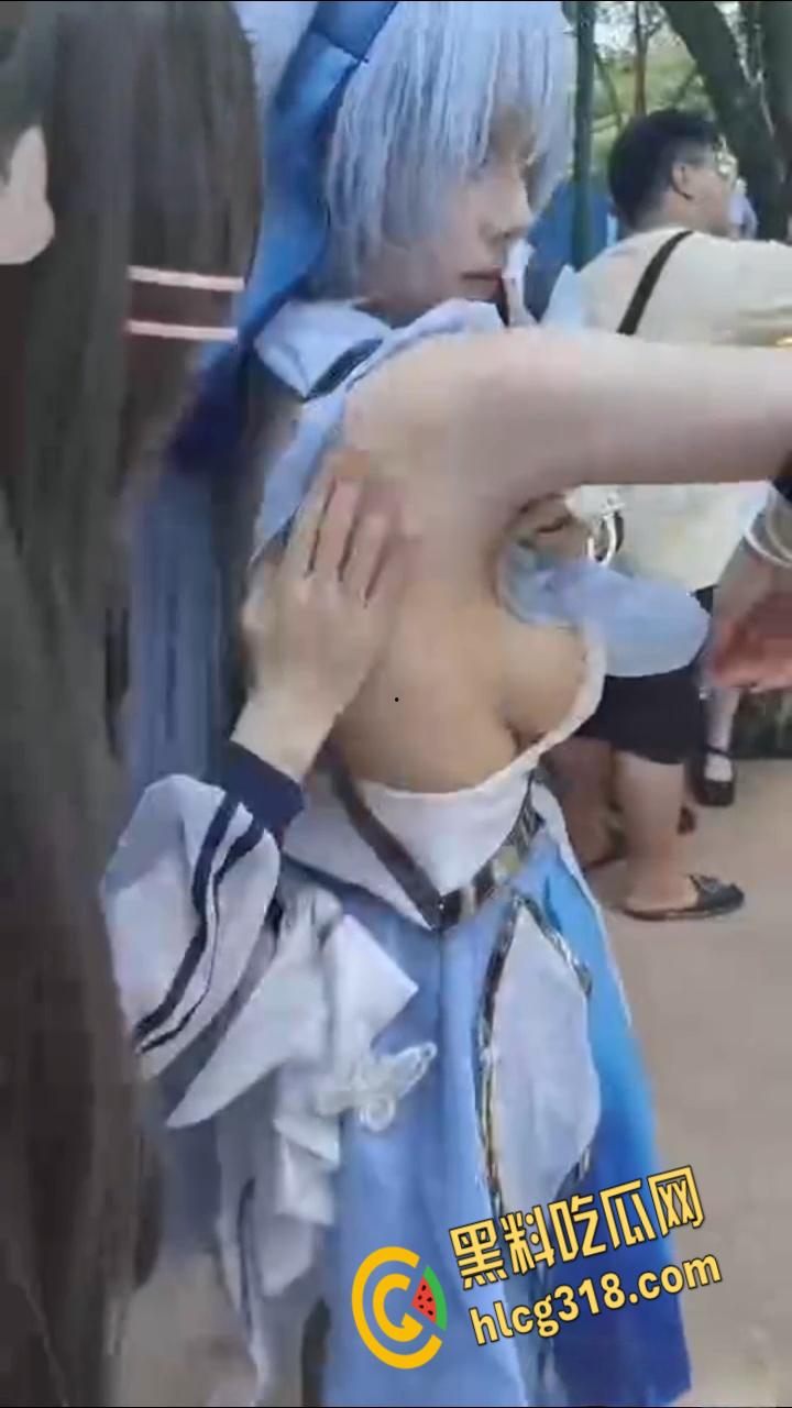 女生穿cos服去高考，同教室的小处男有福了，露这么大奶子还有心情考试么！-5