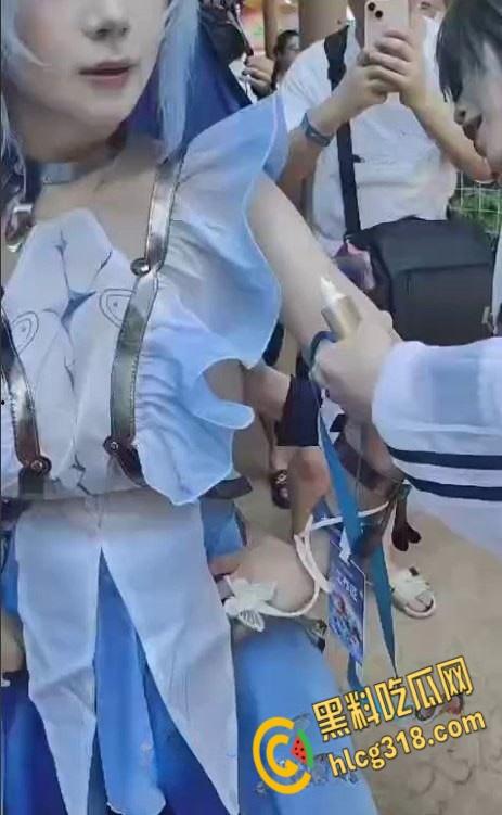 女生穿cos服去高考，同教室的小处男有福了，露这么大奶子还有心情考试么！-7