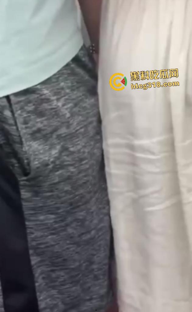 发情少妇坐地铁站着也能狂撸男友鸡鸡，旁若无人地操作，估计裤子里已经满是精子了吧？-3