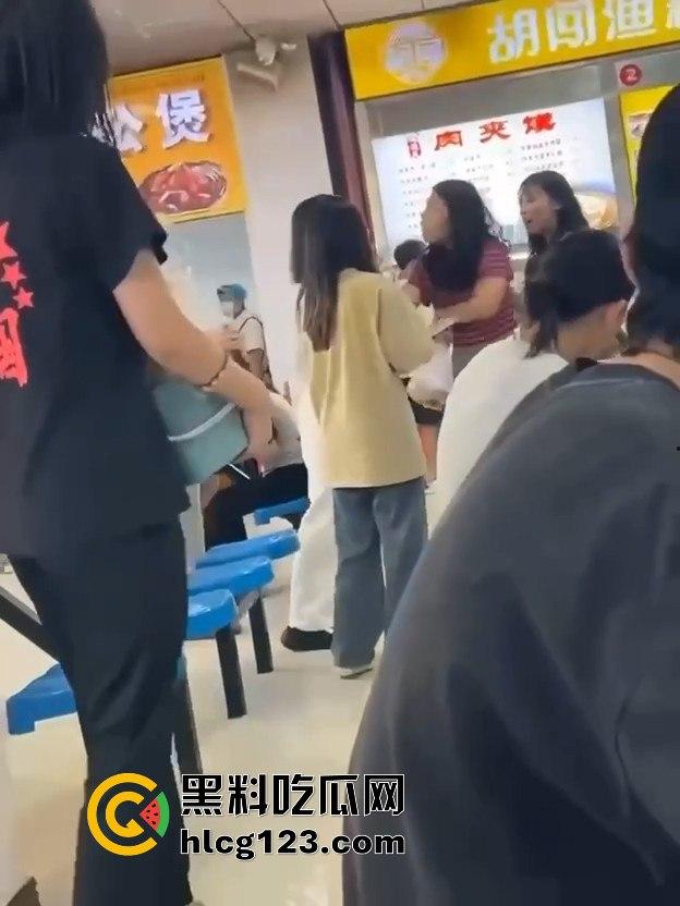长沙大学食堂撕逼大戏！学姐内衣都被扯了，旁边人继续低头吃饭真心稳！-7