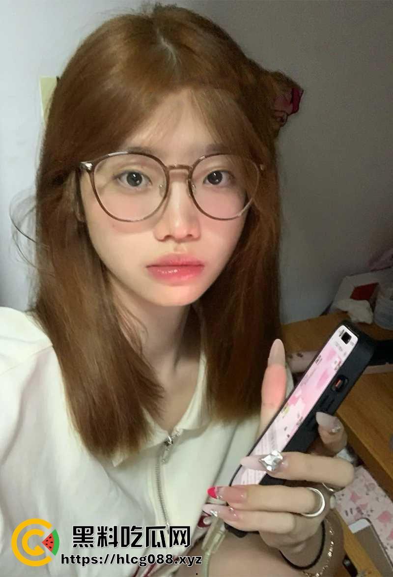 网络PK输了拔逼毛，精神小妹【黄毛飘飘】自拍逼毛一根根拽，疼得嘀咕还骚得要命，这神仙玩法谁顶得住啊！-4