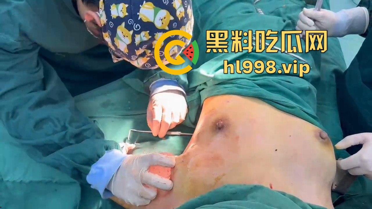 揭秘黄晓明女友『叶柯』同款隆胸术手术过程，看的让人心惊！胸被医生猛戳猛捣，视觉冲击强到不敢看！-16