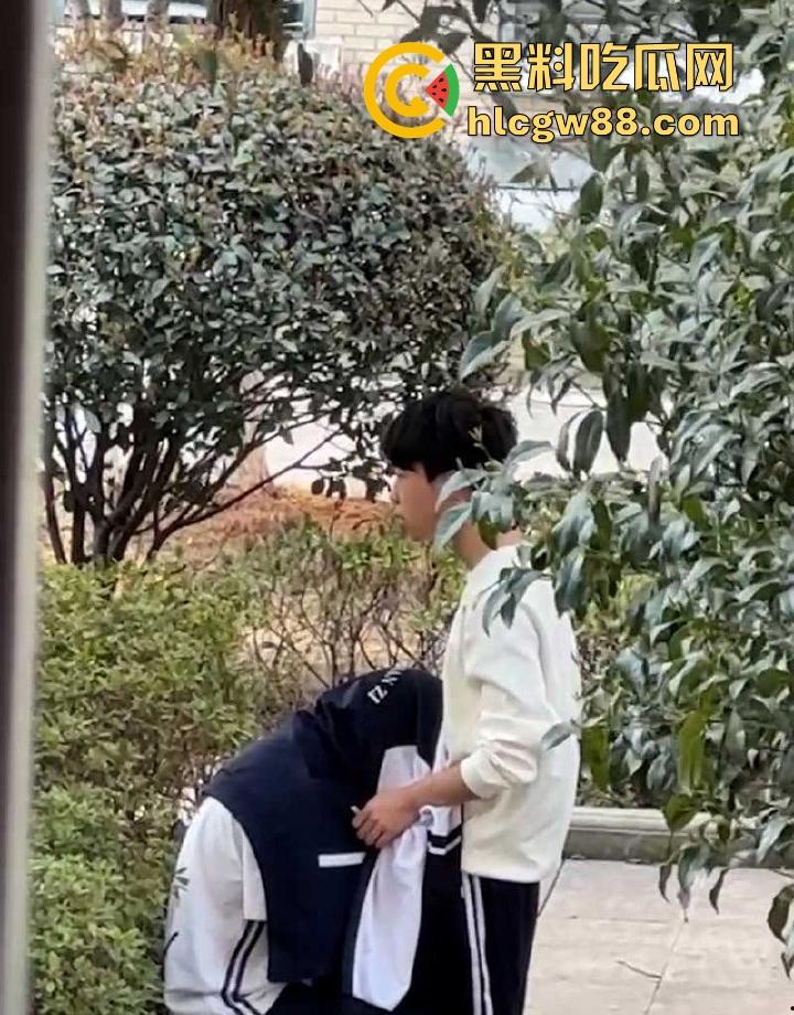 南京第三中学逆天小情侣野外做露水夫妻 无视旁人口交舔奶 被偷拍视频流出！-9