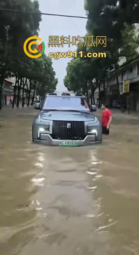 台风作恶，人祸更甚！ 暴雨成灾仰望U8车主在积水中行驶来回，水浪把多家店铺玻璃被拍碎，人渣！-7