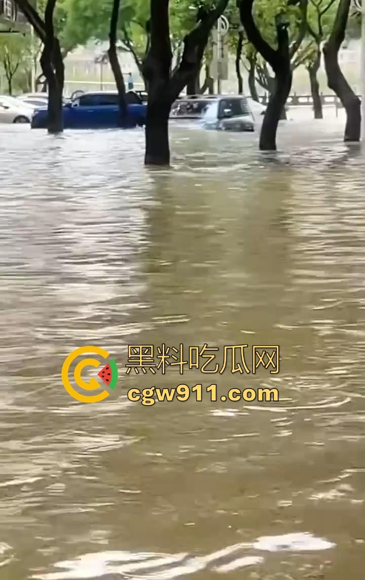 台风作恶，人祸更甚！ 暴雨成灾仰望U8车主在积水中行驶来回，水浪把多家店铺玻璃被拍碎，人渣！-9