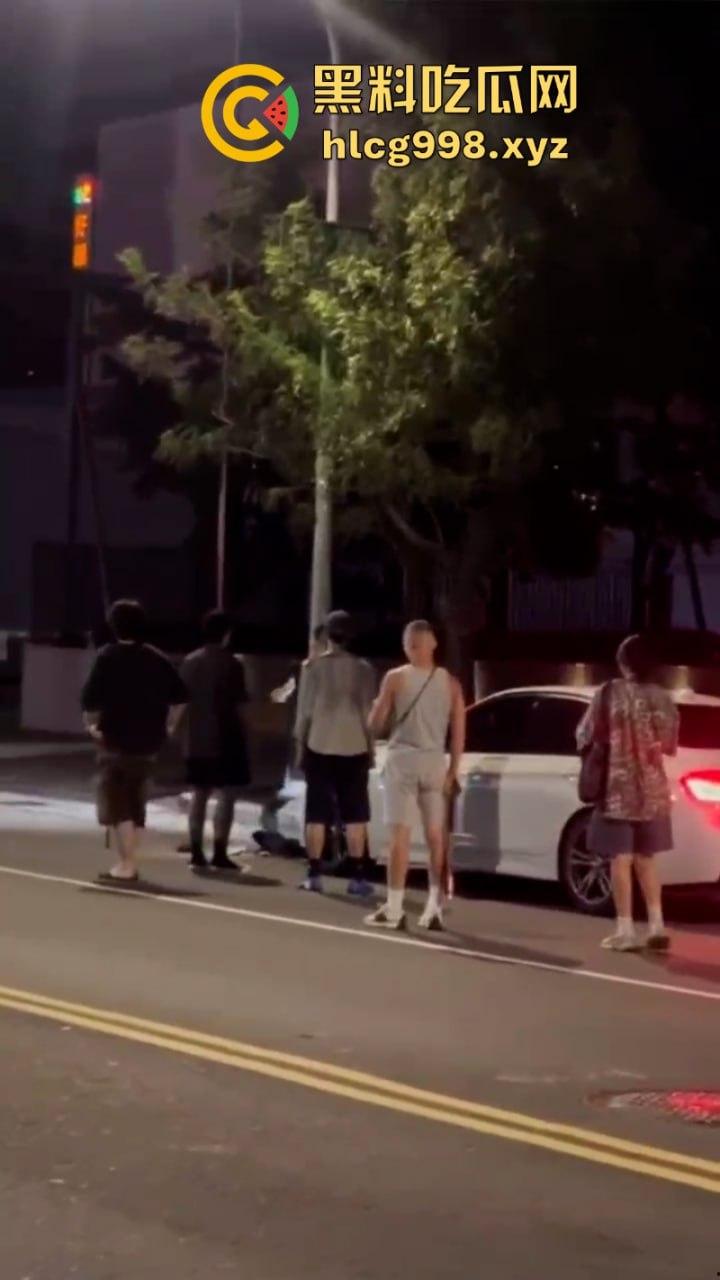 弯弯疯子哥理发店撒泼耍浑还扬言砍人 警察一来装娘炮 咋还有两副面孔呢？-4