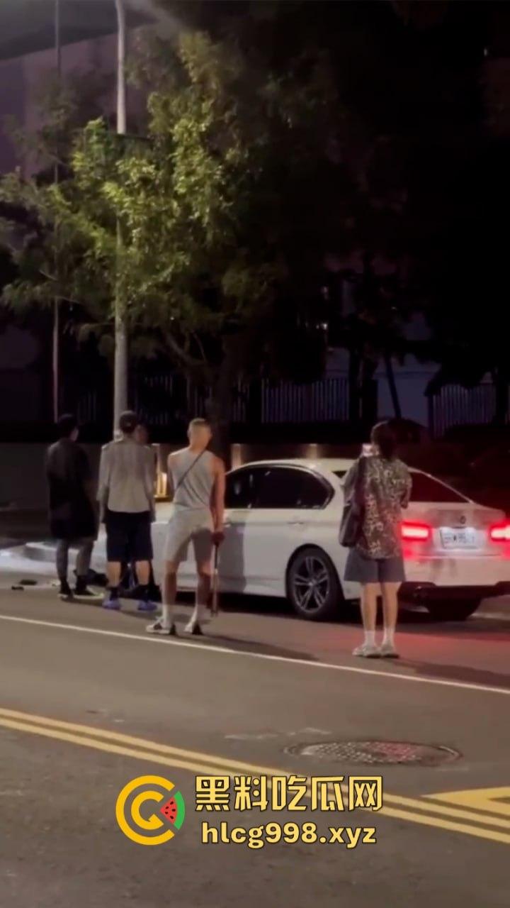 弯弯疯子哥理发店撒泼耍浑还扬言砍人 警察一来装娘炮 咋还有两副面孔呢？-7