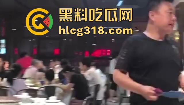 酒楼大厅饭点屏幕大放日本AV黄片！这是不是什么新潮的下饭方式啊？外卖员都停下脚步观看-9