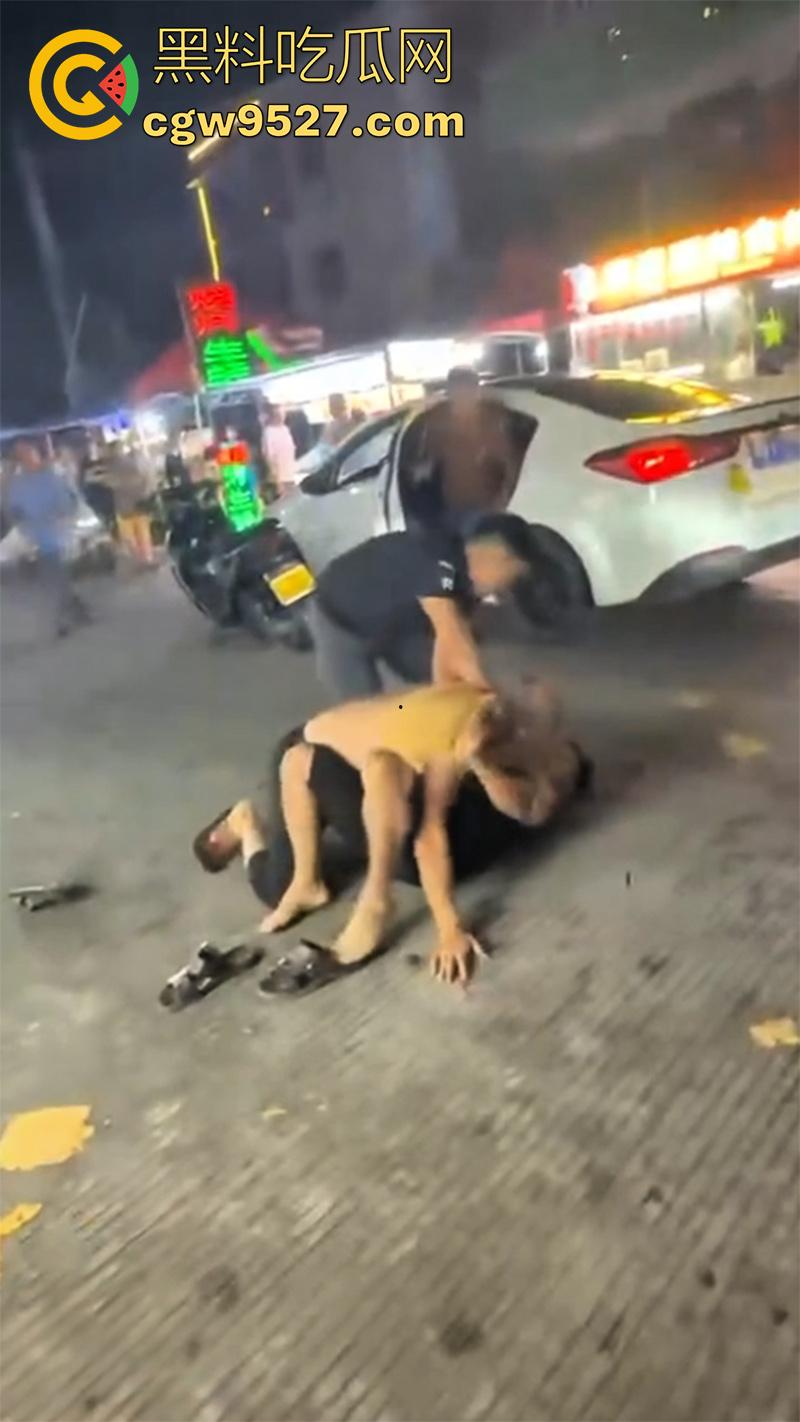 潮汕两男子打架，因车辆剐蹭疯狂对骂，下车互殴以为是王者，结果却是俩青铜，一顿出招未伤分毫！-5