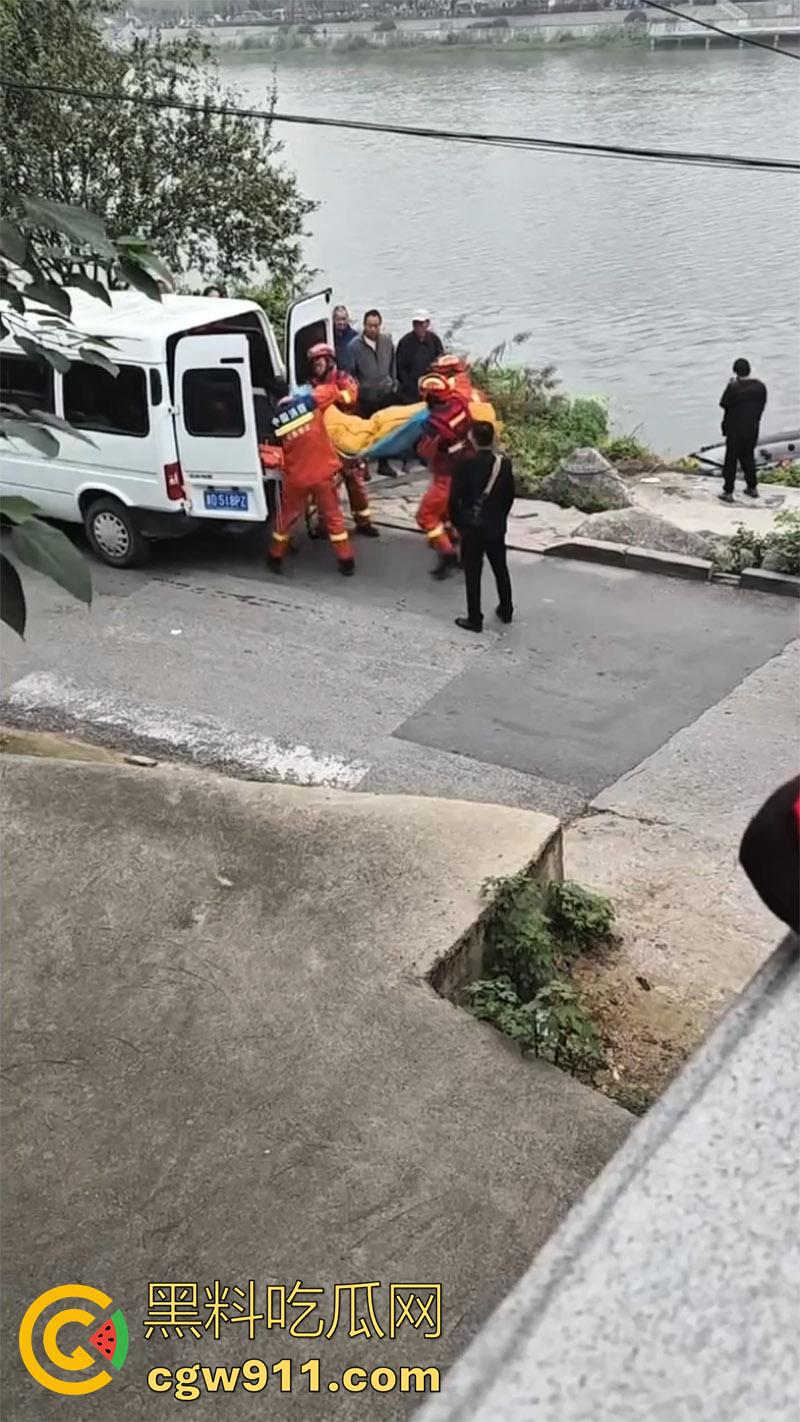 山东滕州荆河路荆河桥，附近打捞出一男子尸体，又是钓鱼佬发现的，疑似上游冲到下游，怀疑是为情自尽！-5