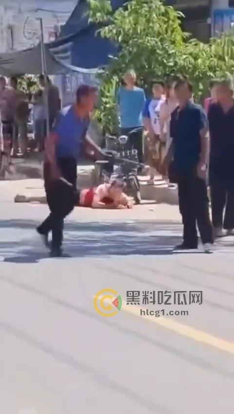 江苏五旬富豪老头酒驾开奔驰迈巴赫，主干道疯狂撞飞十几人，现场惨烈堪比大片！-3