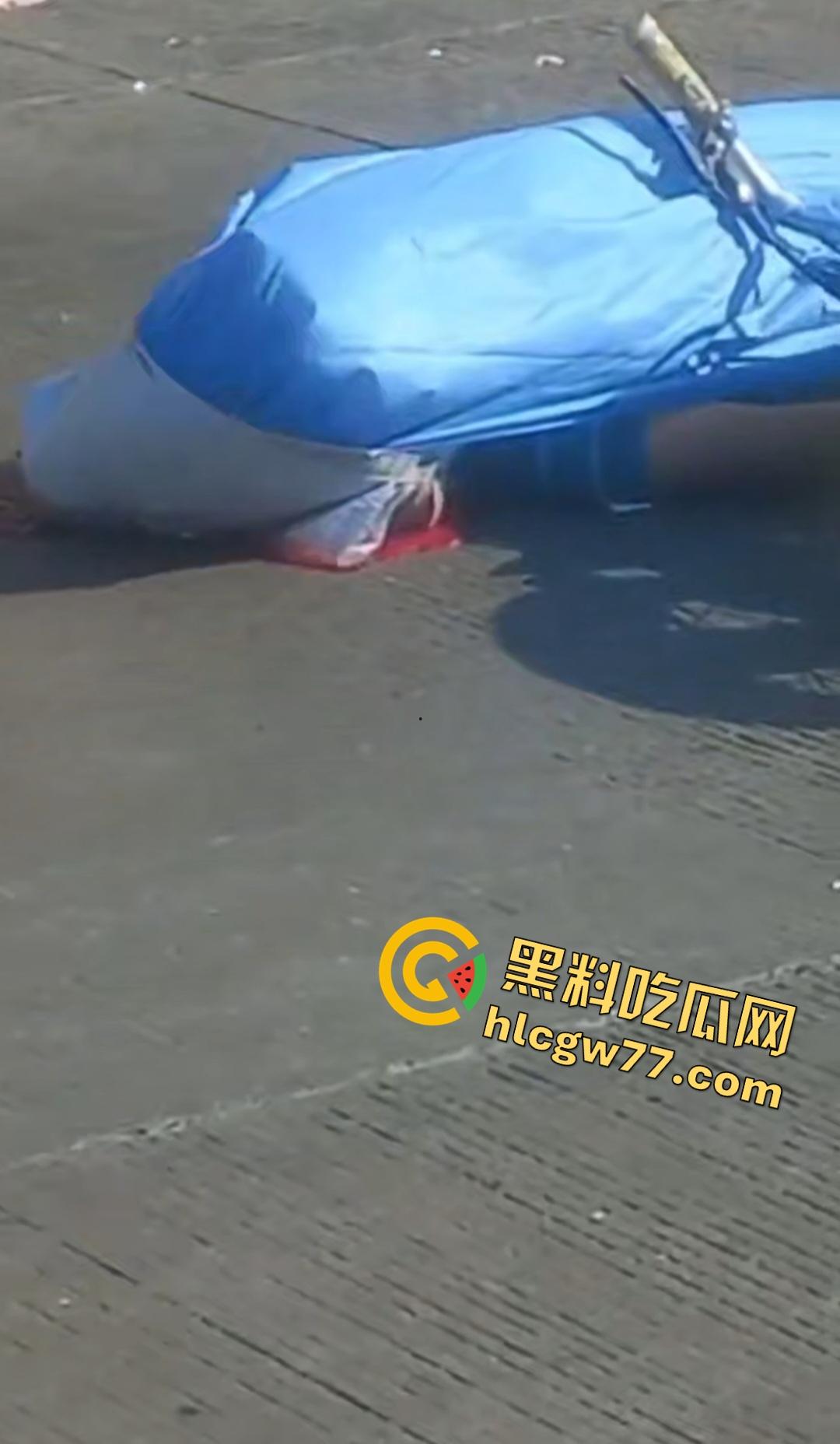 蓝色衣服男电动车车祸爆头血腥惨剧！眼珠弹出还能救？世上竟有神人？-8