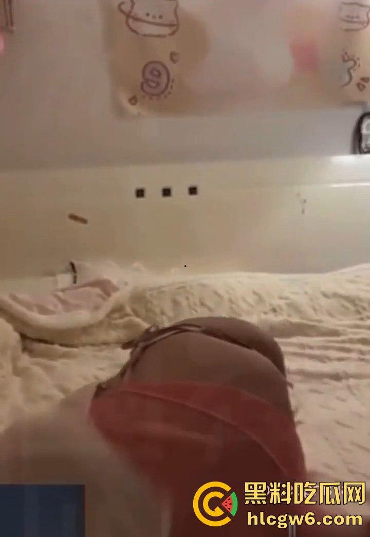 抖音高颜值反差网红【王在在】大胆漏出私拍私密照和性爱视频流出遭到曝光。-8