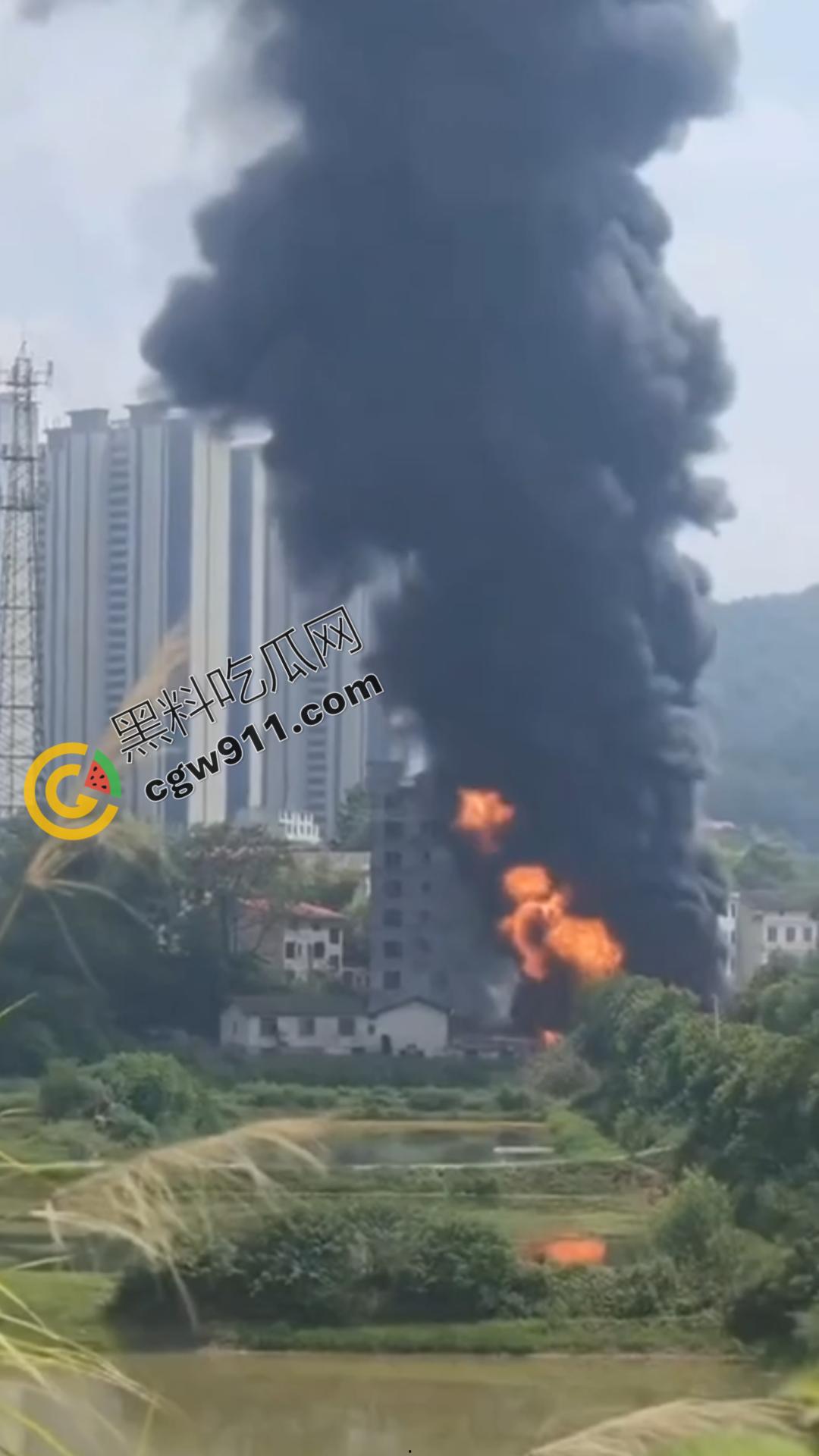 油罐车烈焰悲剧：万宝镇国道油罐车侧翻引发巨火，吞噬两生命，现场浓烟滚滚，宛如人间炼狱-4