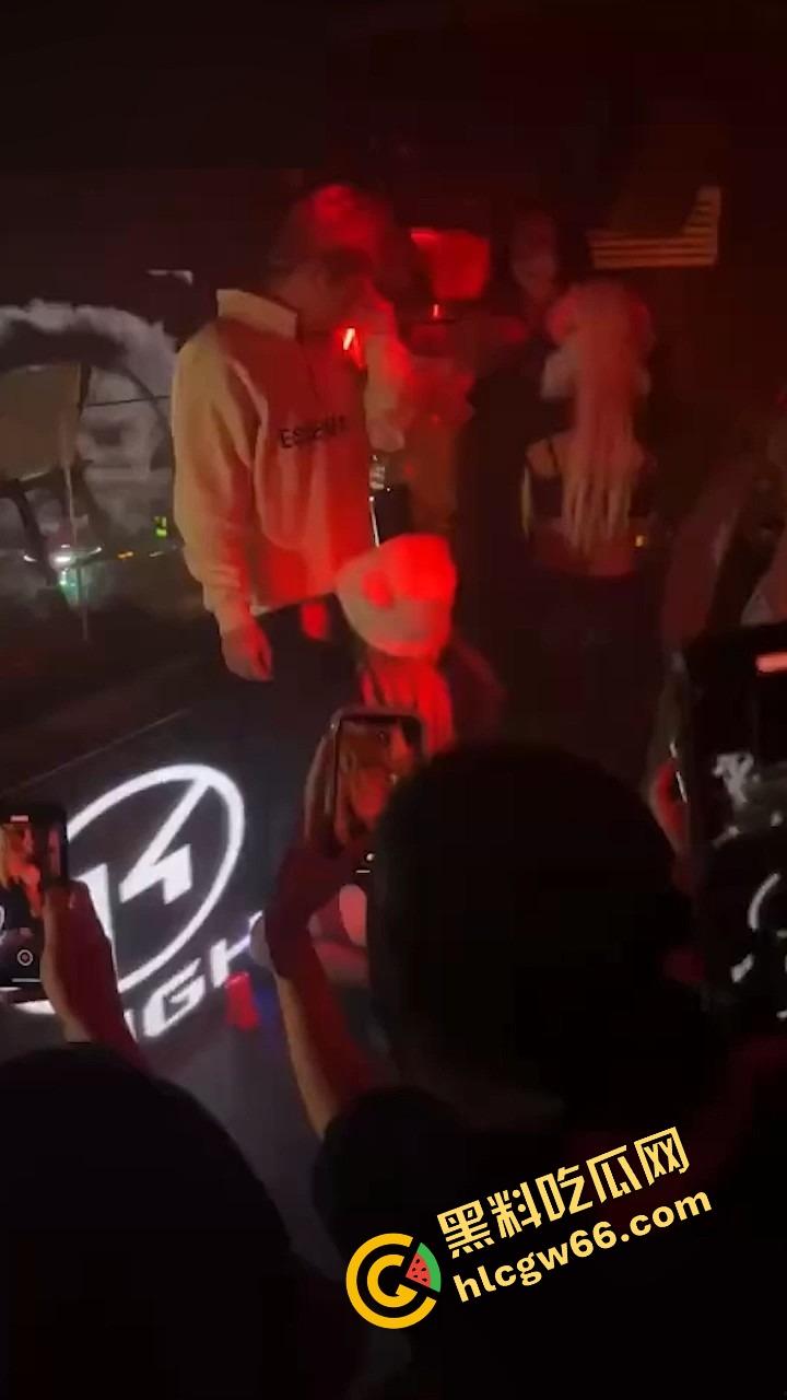 江西精神小妹在酒吧大厅被灌醉玩到失控，含着鸡巴跪地在大厅口爆，卡座当场脱裤子玩3P！-3