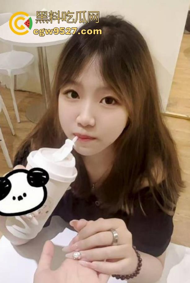 给极品老妹约两单男搞群P，轮番上场猛插骚逼，饥渴老妹40分钟榨干两位炮友，连射三次都意犹未尽！-1