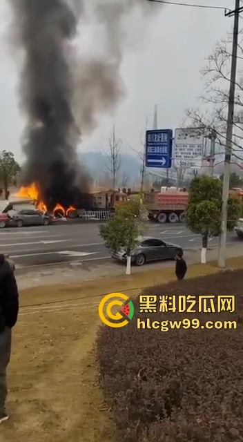 夺命惊魂！四川巴中公路变修罗场，渣土车疯狂冲撞血溅街头，多车成废铁，五人丧命！-2