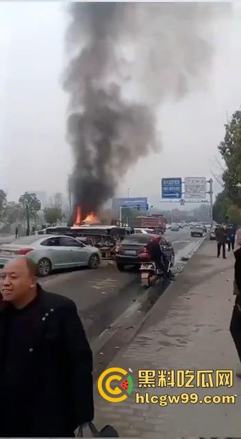 夺命惊魂！四川巴中公路变修罗场，渣土车疯狂冲撞血溅街头，多车成废铁，五人丧命！-3