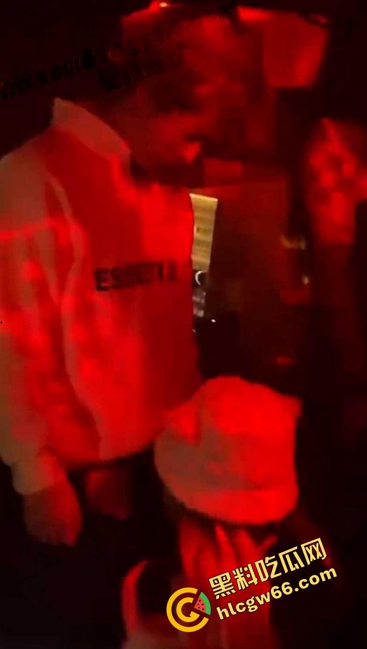 江西精神小妹在酒吧大厅被灌醉玩到失控，含着鸡巴跪地在大厅口爆，卡座当场脱裤子玩3P！-11