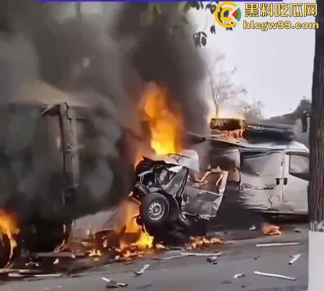 夺命惊魂！四川巴中公路变修罗场，渣土车疯狂冲撞血溅街头，多车成废铁，五人丧命！-10