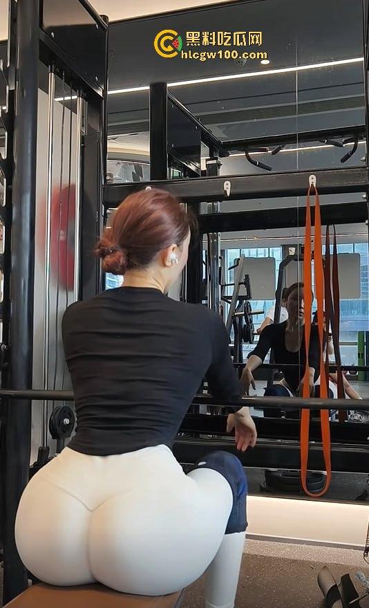 抖音50万粉网红【健身小猫】第二弹，与2023亚洲小姐【蕾蕾醒了没】新加坡金沙酒店伺候金主3P激爱视频流出！-7