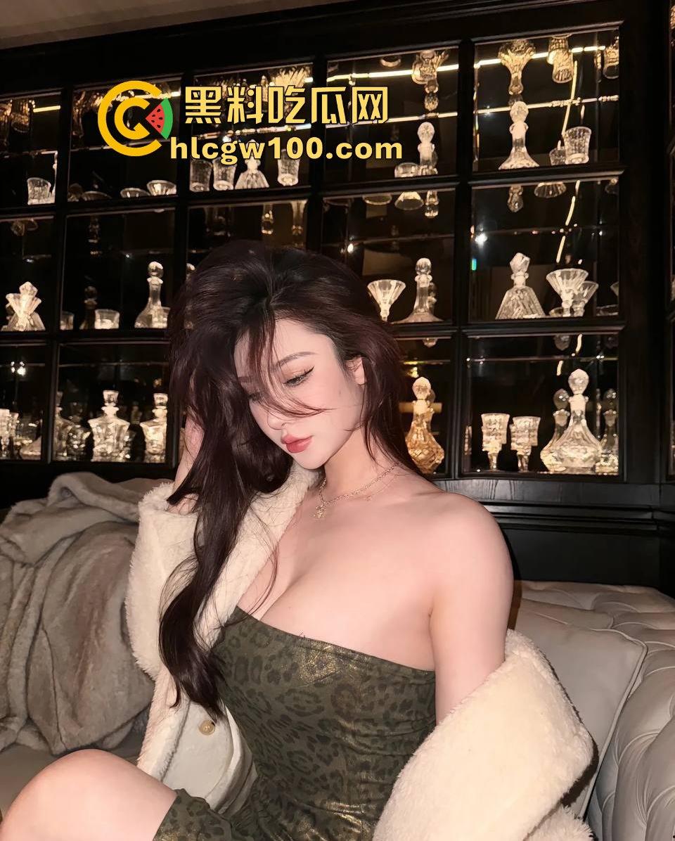 抖音50万粉网红【健身小猫】第二弹，与2023亚洲小姐【蕾蕾醒了没】新加坡金沙酒店伺候金主3P激爱视频流出！-17