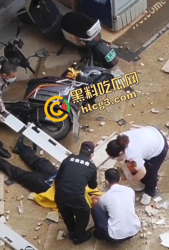 昆明海伦国际大风暴雨引发的悲剧！墙皮脱落砸伤外卖小哥，抢救无效心跳骤停！-2