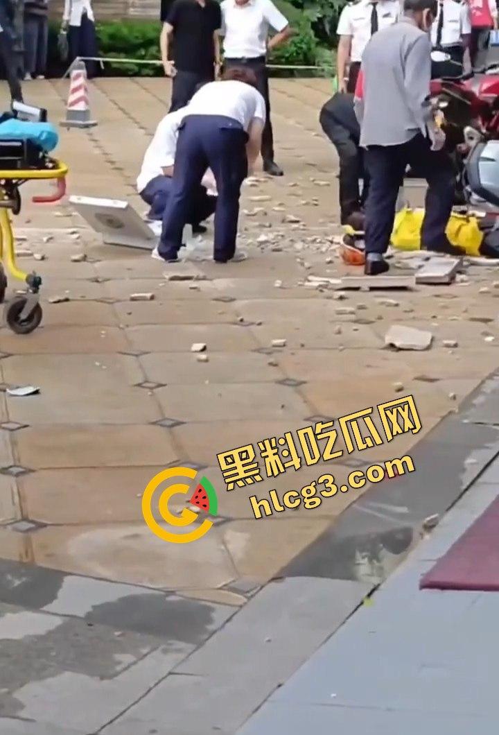 昆明海伦国际大风暴雨引发的悲剧！墙皮脱落砸伤外卖小哥，抢救无效心跳骤停！-6