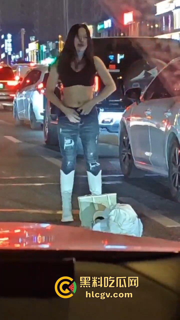 情侣吵架直接大街脱光！脱衣国际手势，伤敌1000自损800的操作真看傻了！-4