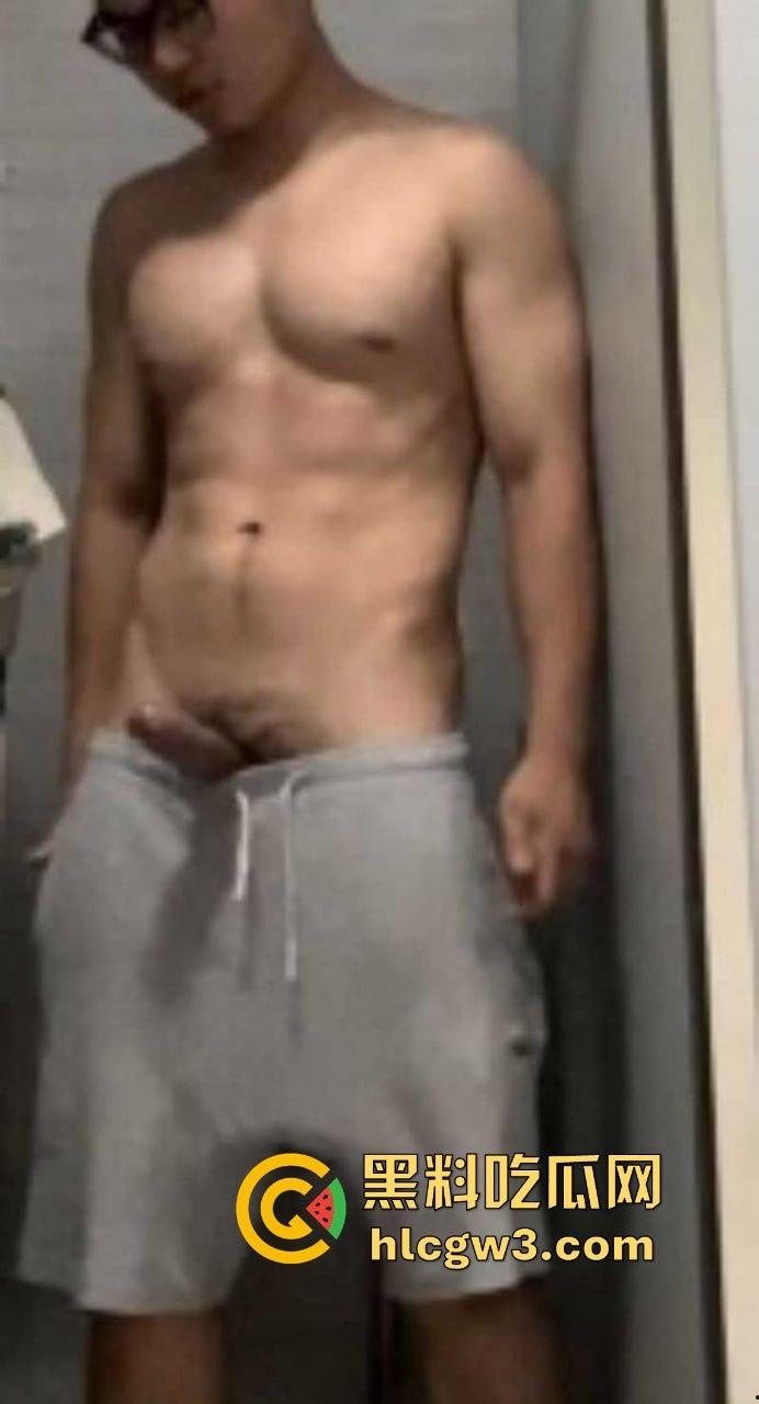 衡阳师范学院体育生 卢飒风 不靠撸只凭意淫就能射出浓浓精液 你这么强女朋友不得爽死啊！-7