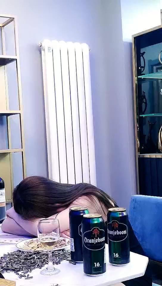 迷奸楼下女邻居 酒里下药迷到不省人事 这皮肤白的发亮 操起来爽到起飞-1