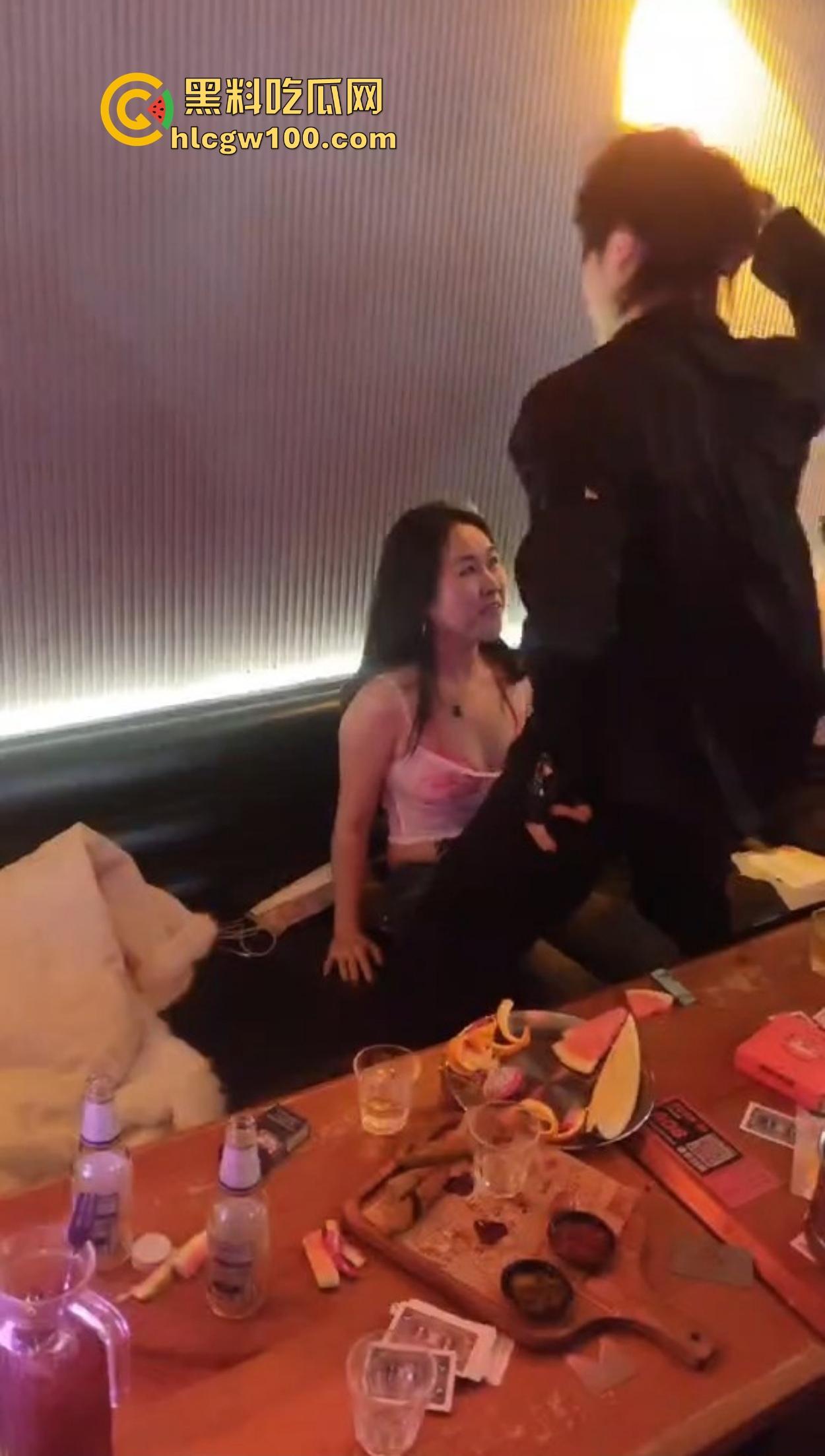 不羡鸳鸯不羡仙，只羡富婆每一天，王婆天选男模开局撒钱招呼肌肉，淫乱派对全程狂嗨，富婆的快乐你想不到！-7