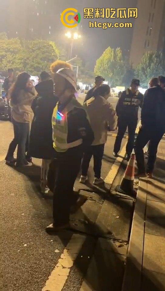 南京纯爱战士破防崩溃！女友当街绿他还装绿茶跑路，吃瓜群众围观纯爱破裂全程记录！-1